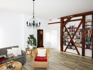 Wohnzimmer mit Blick auf Bücherwand