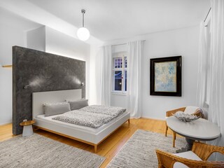 Das Schlafzimmer mit der grauen Rückwand