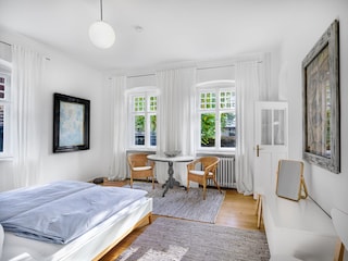 Das Schlafzimmer mit der grauen Rückwand