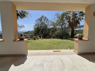 Von der Terrassen auf den Rasen