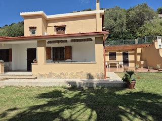 Haus mit Seitenterrasse