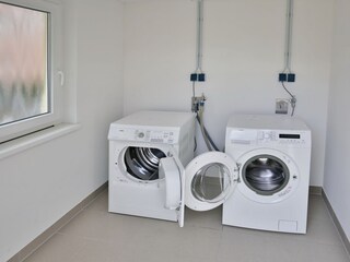 Waschmaschine und Trockner im Haus