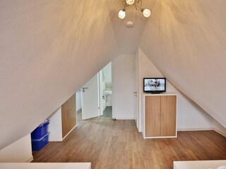 2. Schlafzimmer mit TV-Gerät