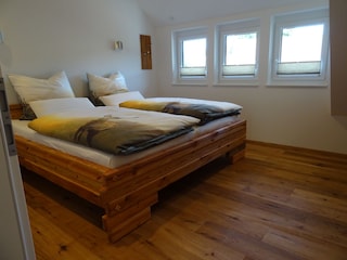Schlafzimmer 1 mit Doppelbett