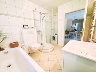 Bad mit Dusche, Wanne, Waschmaschine, Fußbodenheizung