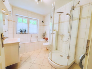 Bad mit Dusche, Wanne, Waschmaschine, Fußbodenheizung