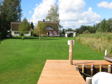 Ferienwohnung Petersnest - Ferientraum unter Reet, direkt am Wasser