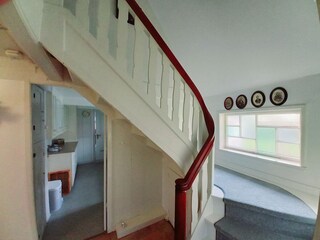 Treppe zum Obergeschoss / Blick  in die Küche