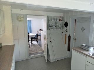 Blick von der Küche ins Esszimmer