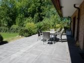 Terrasse mit Gartenmöbeln und Markise