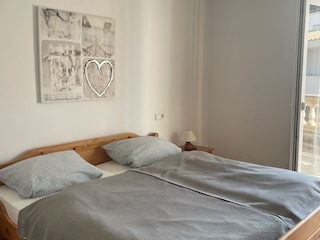 Schlafzimmer mit Balkonzugang im A- und C-Haus