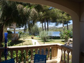 Blick in den Garten und auf den See