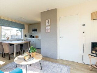 Das Wohnzimmer mit Sitzecke und Essecke