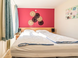 Das Hauptschlafzimmer mit neuem Boxspringbett (180x210)