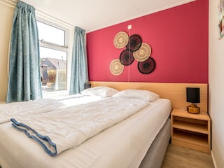 Das Hauptschlafzimmer mit neuem Boxspringbett (180x210)