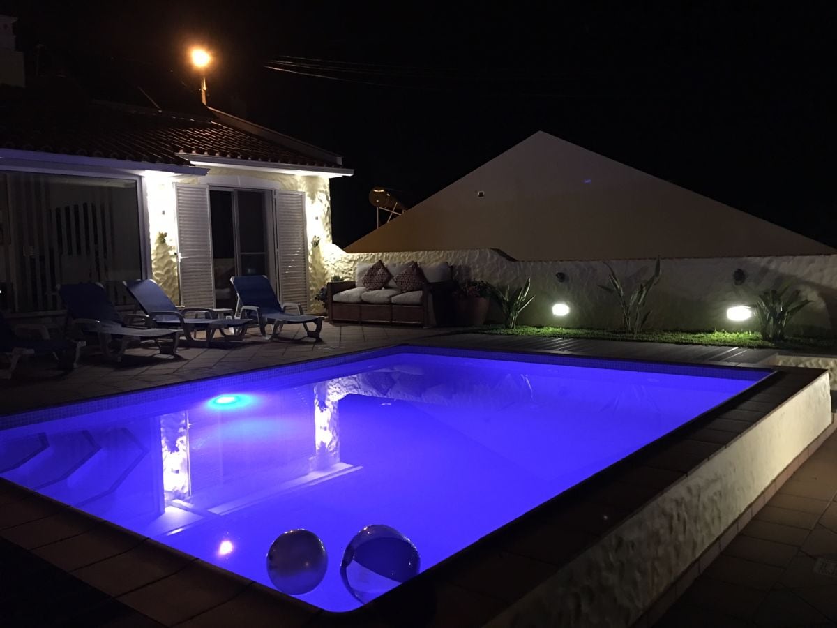 Poolterrasse bei Nacht