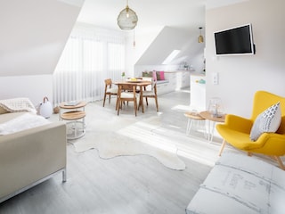 Wohnzimmer mit Sofa und Sesselchen zum Relaxen.
