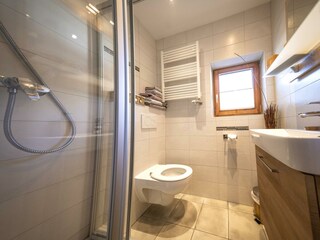 Bad mit Dusche, WC und Waschbecken.