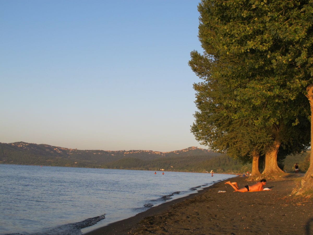 Bolsena See mit Blick auf Montefiascone am Hang