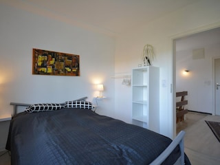 Schlafzimmer hinten mit Flurblick