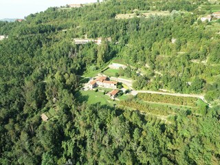 Blick auf die Berge, Haselnussbäume und Weinfelder