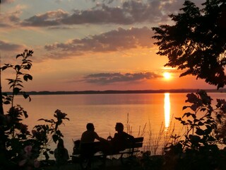 Einen erholsamen Urlaubstag am Ufer ausklingen lassen