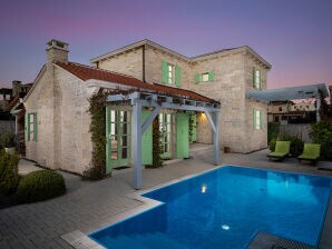 Villa Zelda met privézwembad, 2 km van het strand