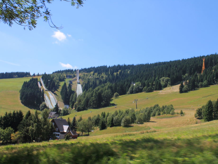 kurort oberwiesenthal mit blick auf skisprungschanzen