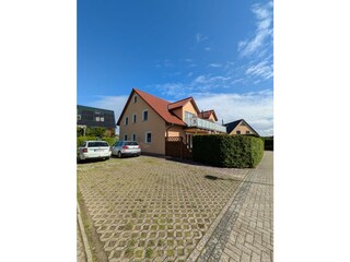 Blick aufs Haus und die Parkplätze