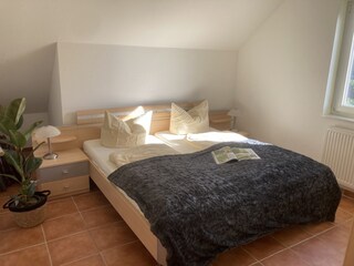 Schlafzimmer mit Fernseher