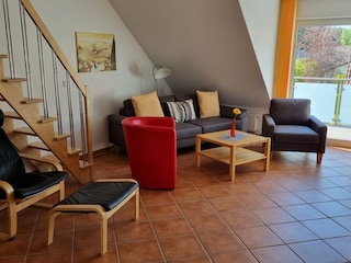 Blick auf Sitzecke und Balkon