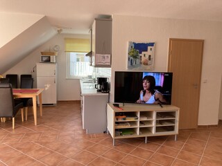 Blick in Küche und Eßplatz