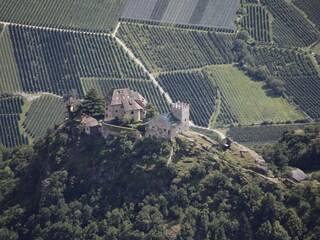 Blick vom Balkon auf Schloss Juval