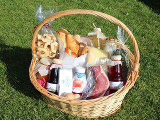 Frühstückskorb mit hofeigenen und regionalen Produkten