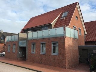 Eingang und Balkone Nordseite