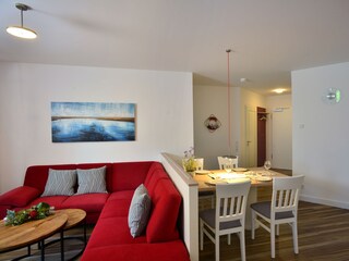 Wohnzimmer und Eßecke mit Blick zum Eingang