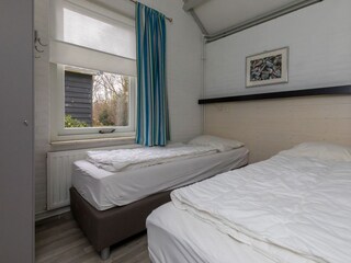 Schlafzimmer 1 mit 2 Boxspringbetten und Kleiderschrank