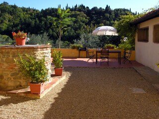 Terrasse mit Gartenmöbeln