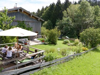 Blick vom Grillplatz in den Garten