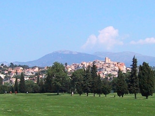 Blick auf Biot vom Golfplatz