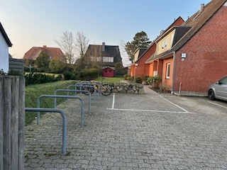 Fahrradständer und Eingang