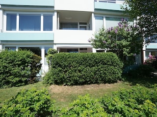 Blick von außen zur geschütztenTerrasse