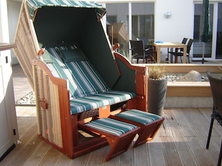 Strandkorb auf der nach Süden ausgerichteter Terrasse