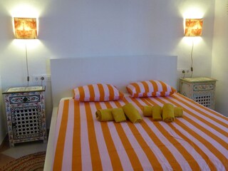 Queen-size bed (190 x 160 cm)