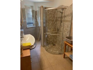 Badezimmer mit Dusche Apartment A