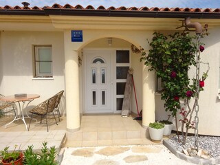 Eingangsbereich und Terrasse Apartment A