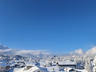 Blick über das tief verschneite Dorf