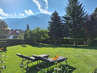 Blick vom Garten auf die Berge