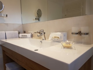 Badezimmer - Waschtisch, begehbare Dusche, Badewanne,..