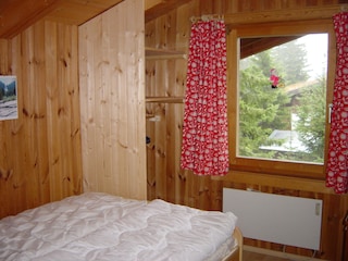 Schlafzimmer oben mit Bett 1,40x2,00 m